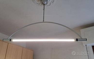 LAMPADARIO DI DESIGN CON TUBO LED