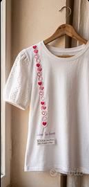T-shirt San Gallo ricamata a mano "Love is love" –