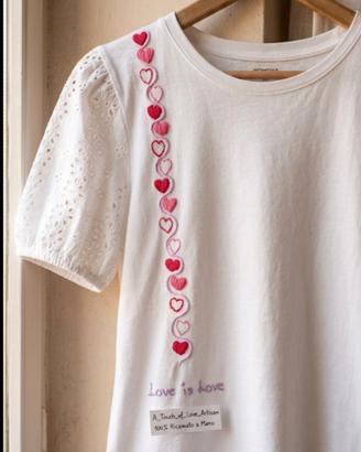 T-shirt San Gallo ricamata a mano "Love is love" –