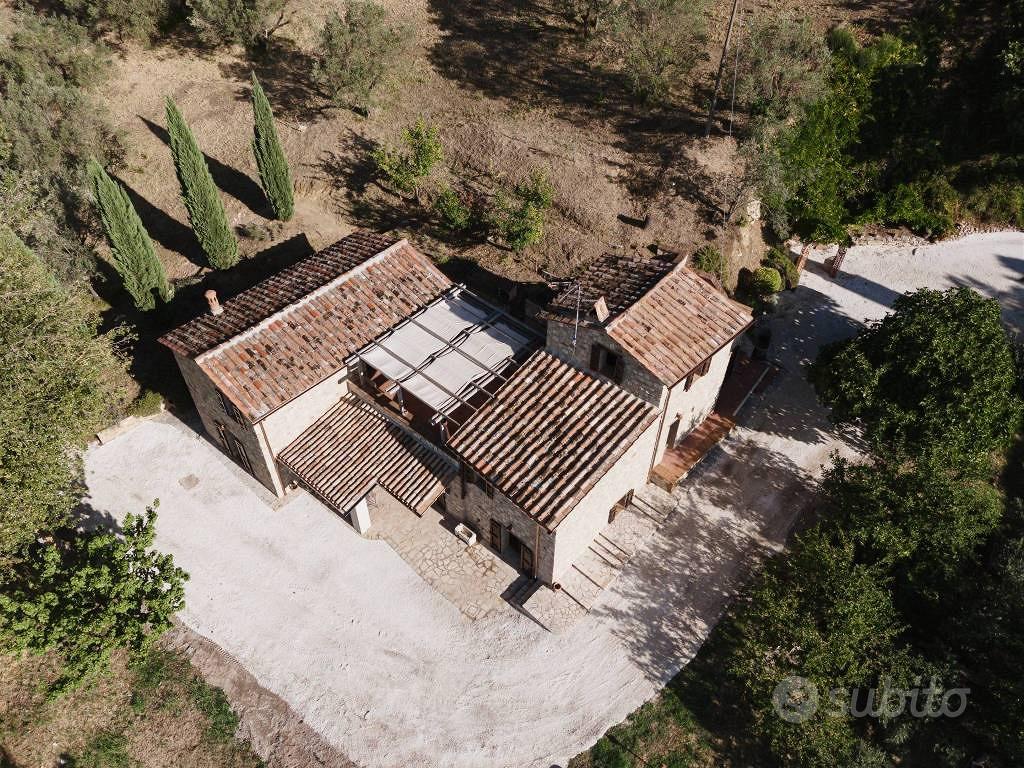 Rustico / Casale di 264 m² con più di 5 locali a T - Altro