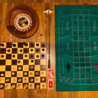 Set da gioco in legno con roulette e scacchiera