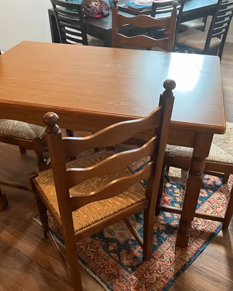 Tavolo allungabile in legno con 4 sedie impagliate