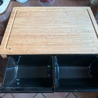 Tagliere in legno con contenitori per alimenti