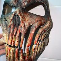 Maschera indossabile stampata e dipinta a mano