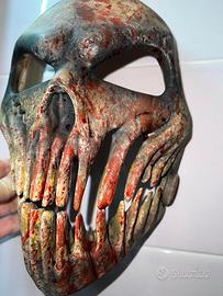 Maschera indossabile stampata e dipinta a mano