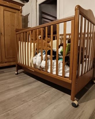 Culla in legno con ruote e cassetto