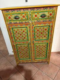 particolarissimo mobilino decorato