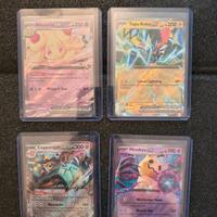 Lotto Pokémon Premium: 4 Carte in Top Loader -