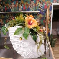 Vaso conchiglia con fiori finti in ceramica