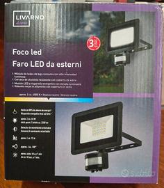 Faro led con sensore di movimento 