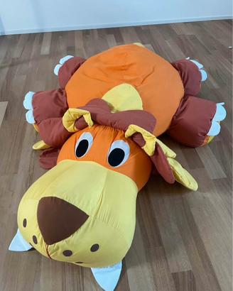 Leone di stoffa gigante