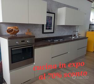 Cucina nuova in expo con elettrodomestici 