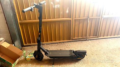 Monopattino Elettrico Ninebot 25km/h con targa