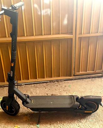 Monopattino Elettrico Ninebot 25km/h con targa