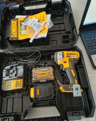 Avvitatore ad impulsi Dewalt DCF887
