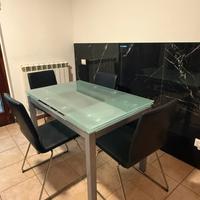 Tavolo in vetro allungabile