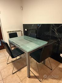 Tavolo in vetro allungabile
