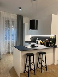 Camera singola a ragazza lavoratrice