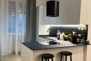 Camera singola a ragazza lavoratrice