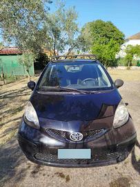 Toyota Aygo del 2007, benzina, 5 porte, 75000 km
