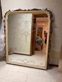 Specchio vintage con decorazioni floreali