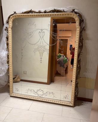 Specchio vintage con decorazioni floreali