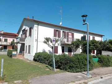 Lido di Dante-Trilocale piano terra in centro