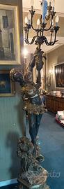 Statua in legno con candelabro