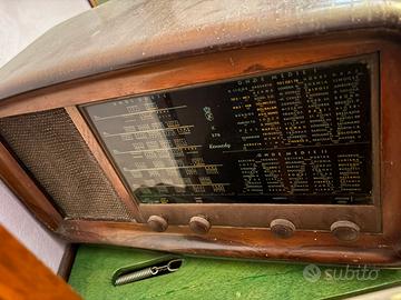 radio antica struttura in legno