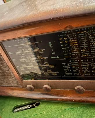 radio antica struttura in legno
