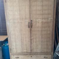 Armadio vintage in legno massello