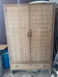 Armadio vintage in legno massello