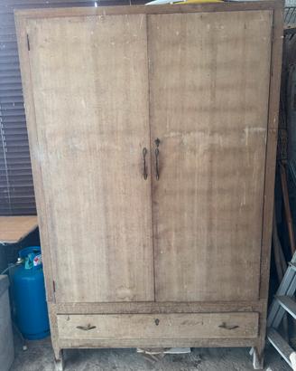 Armadio vintage in legno massello