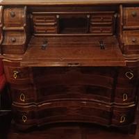 Mobile antico con cassetti 