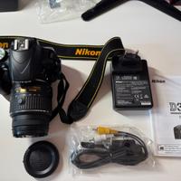 Reflex Nikon D3300 con obiettivo, zaino e cavetti