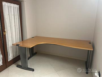 Scrivania in legno