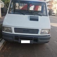 Iveco daily con gru pesci "leggi bene"