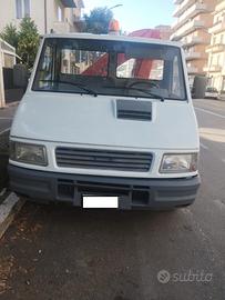 Iveco daily con gru pesci "leggi bene"