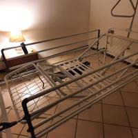 Letto ospedaliero motorizzato