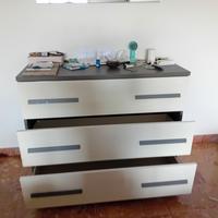 cassettiera bianca laccata e grigia