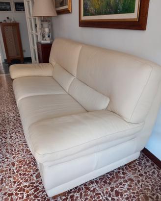 Divano.in vera pelle color avorio