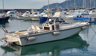 Boston Whaler Outrage 22 EFB per cabinato