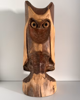 Splendida scultura gufo in legno intagliato a mano