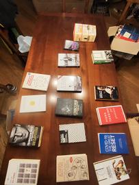 libri di letteratura, musica e studio di materie