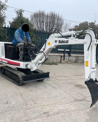 E129 Mini escavatore 14 q