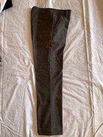 Pantalone grigio Stefanel, taglio maschile.