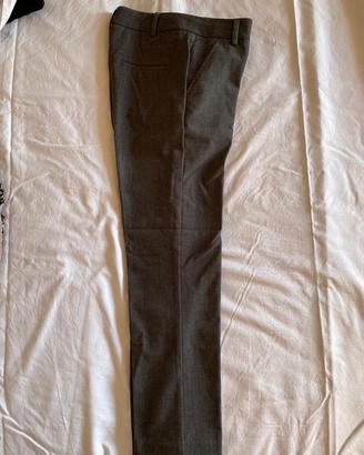 Pantalone grigio Stefanel, taglio maschile.