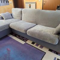 Divano letto con penisola e cuscini blu e grigio