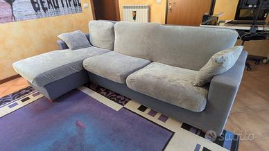 Divano letto con penisola e cuscini blu e grigio