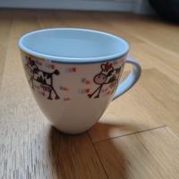 tazza in ceramica bianca con disegni di mucche